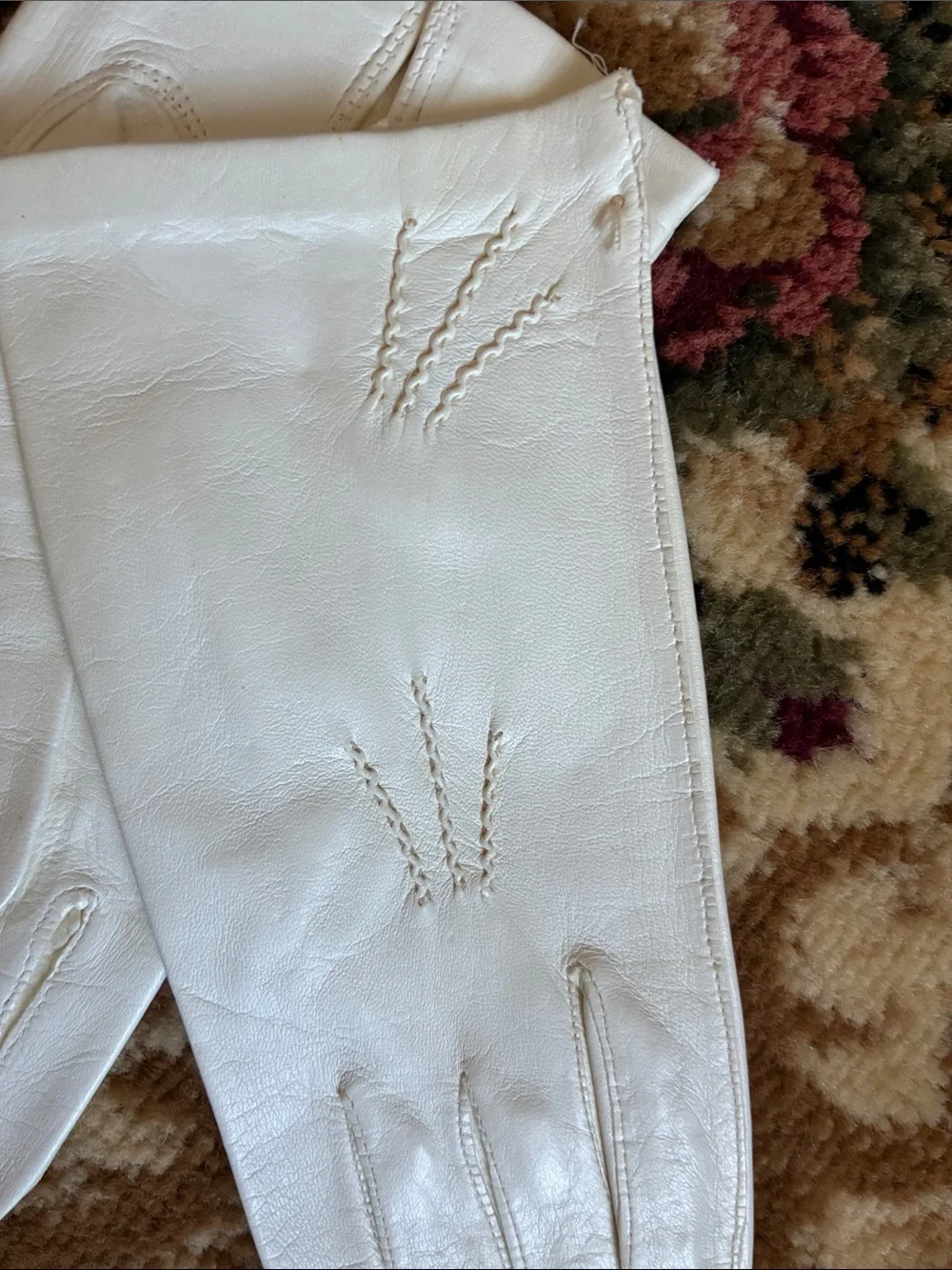Vintage Made in Italy White Leather Women's Gloves with Stitch Detailing